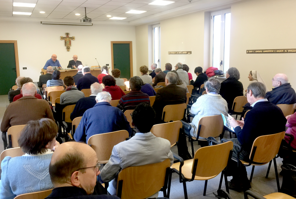 Inizio dell'incontro di Desio tra Mons. Stucchi e il Piccolo Gruppo di Cristo